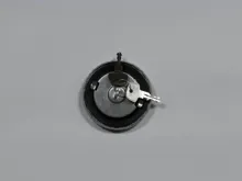 zátka nádrže UNI 60mm /zámok/-plechová (1)