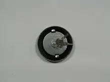 zátka nádrže UNI 80mm /zámok/-plechová (1)
